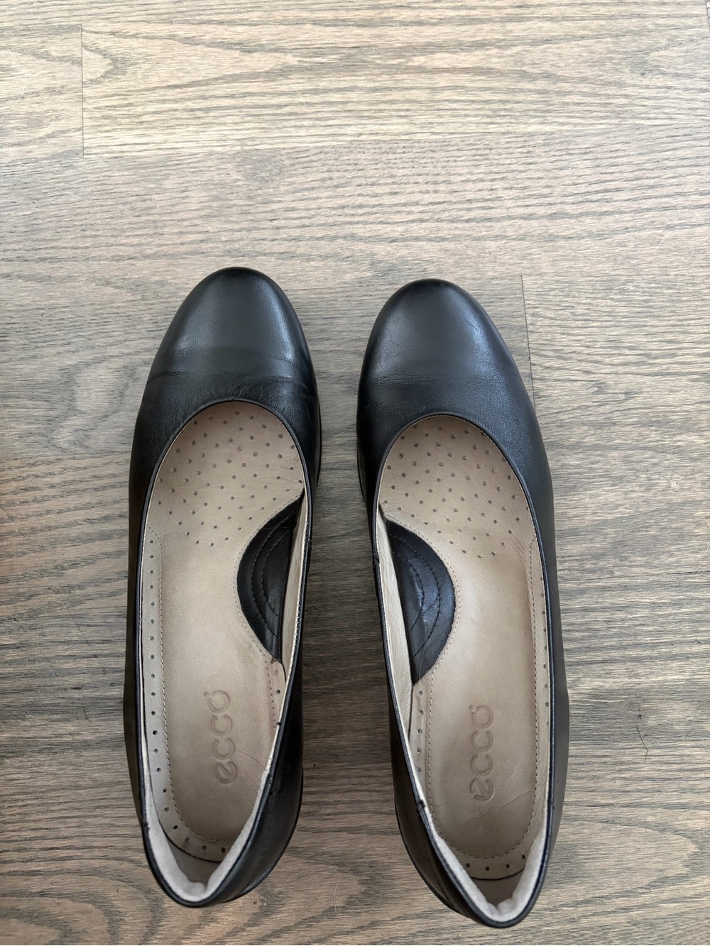 ECCO Black Leather Women's low heel pump